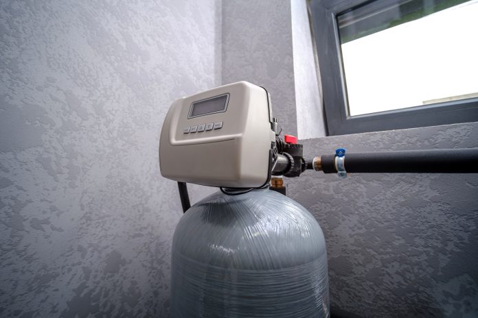 Water softener tank and control head